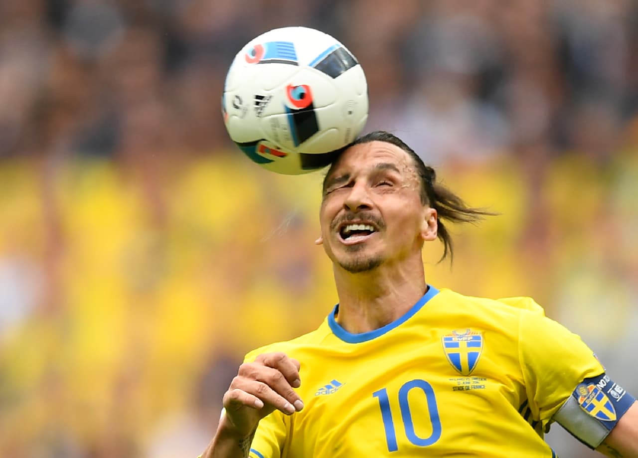 Golpe duro a la cara del astro sueco Zlatan Ibrahimovic.