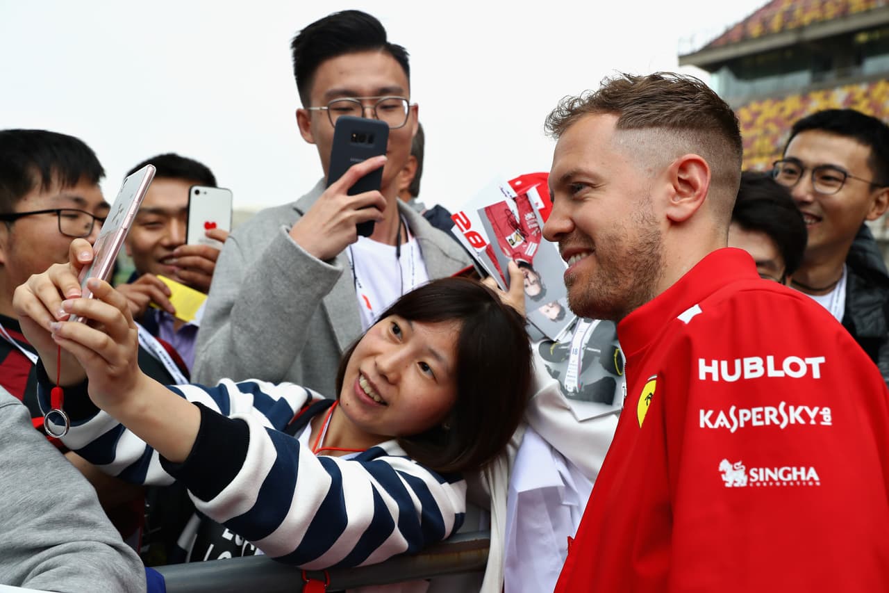 Los fanáticos asiáticos vivieron con emoción la llegada de los pilotos a la pista de Shanghai para la segunda carrera de la temporada de Fórmula 1 en el Gran Premio de China entre fotos y autógrafos.