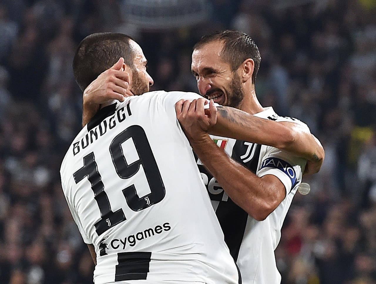 La Juventus ahora tiene 21 puntos en la cima de la Serie A, mientras que el Napoli se quedó en 15 con la amenaza del Sassuolo, que le puede sacar la segunda posición. Este martes enfrentarán al Young Boys por la Champions, sin CR7 por la expulsión en Valencia.
