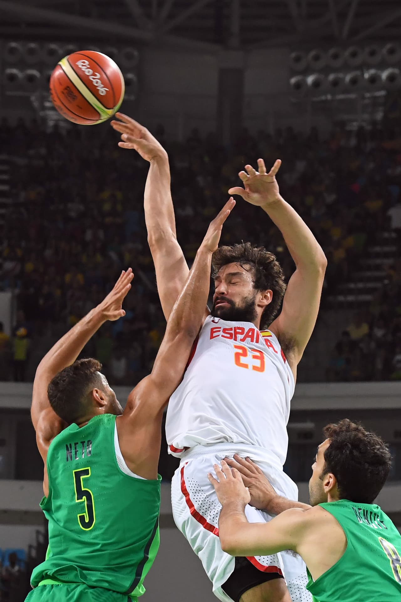 Está bien que tengamos a los mejores basquetbolistas del mundo, pero es demasiado que en pleno juego intenten tirar con los ojos cerrados.