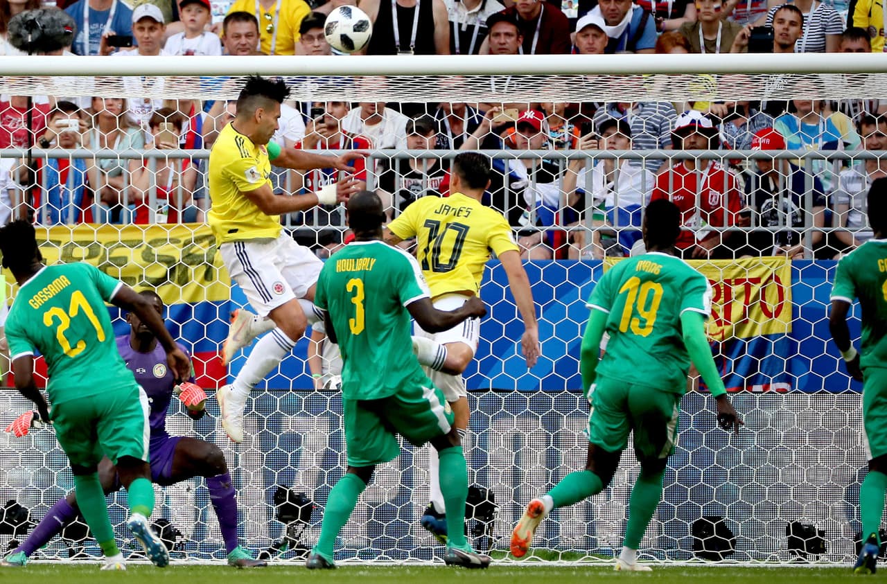 Por medio de los tiros libres, Colombia tuvo una nueva aproximación con un cabezazo de Falcao García, que se fue desviado y antes había sido marcado como fuera de lugar.