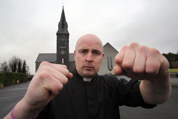 Principalmente gracias a sus vídeos hilarantes publicados en las redes sociales, en donde desafía a su contrincante citando la Biblia, con una toalla cubriendo su cabeza rapada.