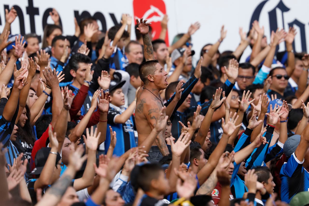 Los fanáticos de Gallos Blancos acompañaron en gran número a su equipo y celebran una victoria inesperada.