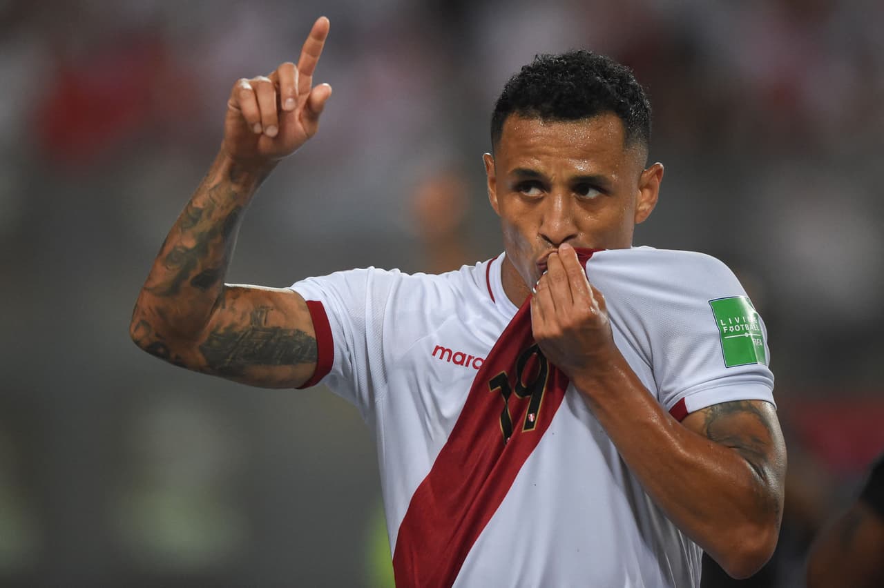 Perú encontraba el 2-0 de forma dramática en el suspiro de la primera parte cuando Yoshimar Yotún prendió en forma de tijera un servicio al segundo poste para vencer a Antony Silva.
