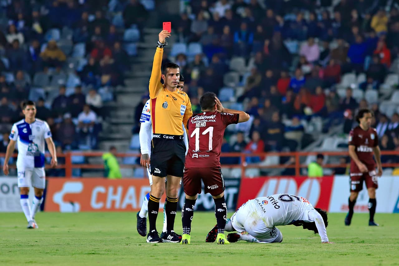 Daniel Villalva se fue expulsado al minuto 15 de la primera parte en una jugada donde el árbitro consideró mal intencionada.