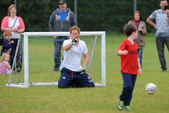 El inglés se lució atajando tiros y penales a los niños.Mira aquí los videos más chismosos.