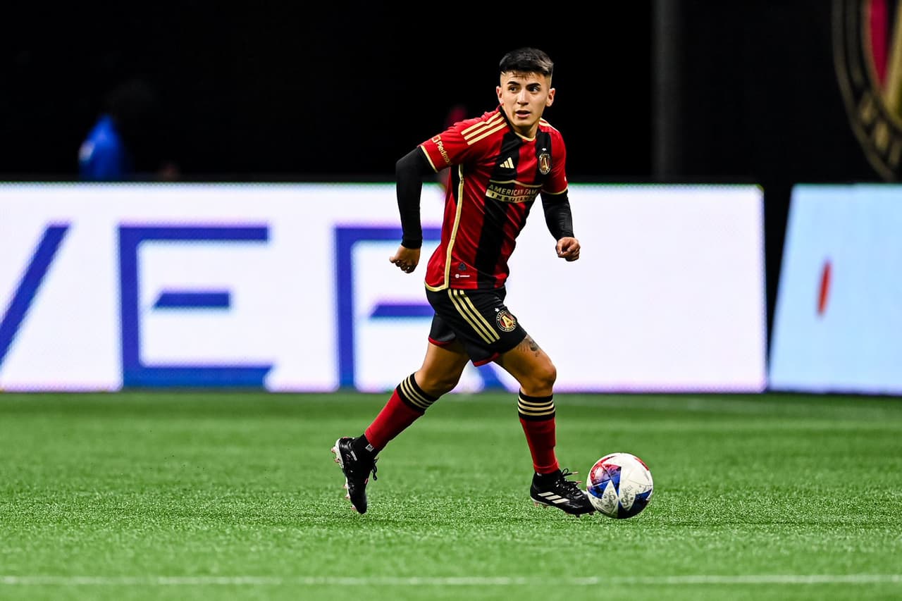La del miércoles fue una noche de estreno para Atlanta United y sus jugadores. El equipo usó por primera vez su nueva playera principal, mientras que el campeón del mundo Thiago Almada usó por primera vez el dorsal 23 en el Mercedes-Benz Stadium.