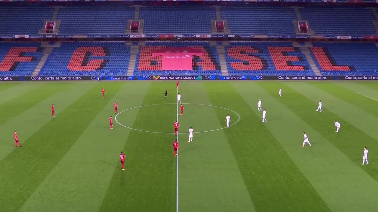 Arranca el partido y la pelota está en juego.