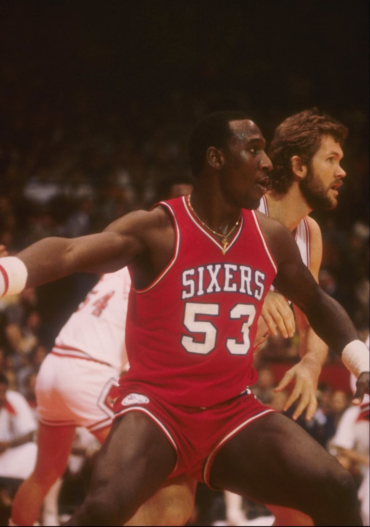 El 27 de Septiembre Darryl Dawkins, también conocido como ‘Chocolate Thunder, perdió la vida a los 58 años de edad. El ex basquetbolista de la NBA jugó 14 temporadas fue conocido por sus 'clavadas' que provocaron que algunos tableros se destrozaran.