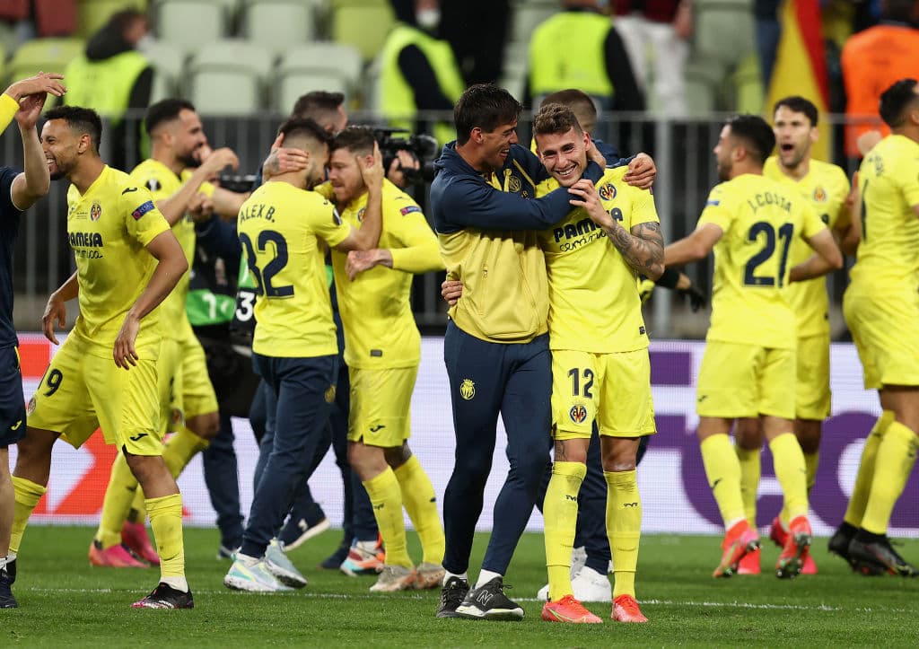 Tras 98 años, Villarreal porfin logra levantar el título de la UEFA Europa League tras vencer 11-10 en la tanda de penaltis al Manchester United.