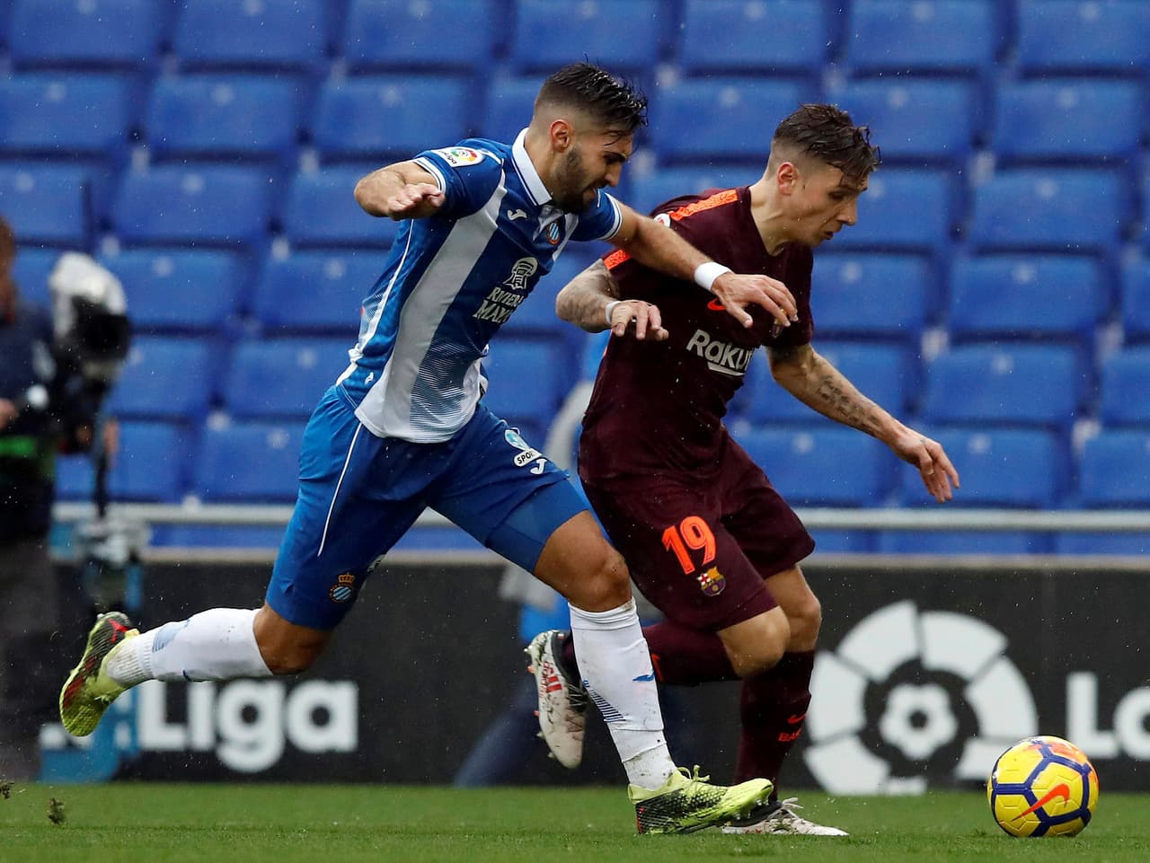 Por la banda, Marc Navarro también buscaba hacerle daño al Barcelona, pero Lucas Digne lo detenía.