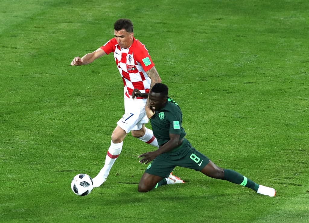 Aquí se aprecia un poco de esa rispidez. El delantero croata Mario Mandzukic (17) derribando al mediocampista nigeriano Oghenekaro Etebo (8), una jugada que derivó en el cobro de una falta.