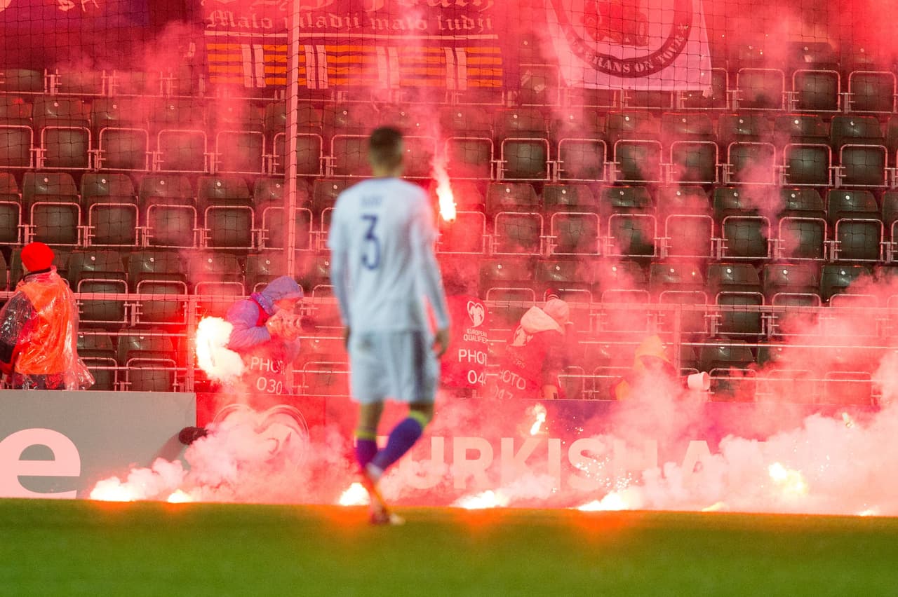 Estonia: ante los bosnios, la afición local también entró pirotecnia. La sanción fue de 30,000 francos suizos.