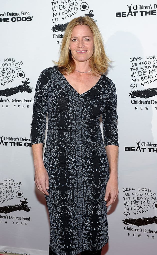 En tal situación, no tiene más remedio que pedirle ayuda a Miyagi, un maestro de artes marciales, para que le enseñe kárate. Bajo la tutela de Miyagi, Daniel desarrolla no sólo sus aptitudes físicas, sino también la seguridad en sí mismo que necesita para superar todos los obstáculos. 
<br>