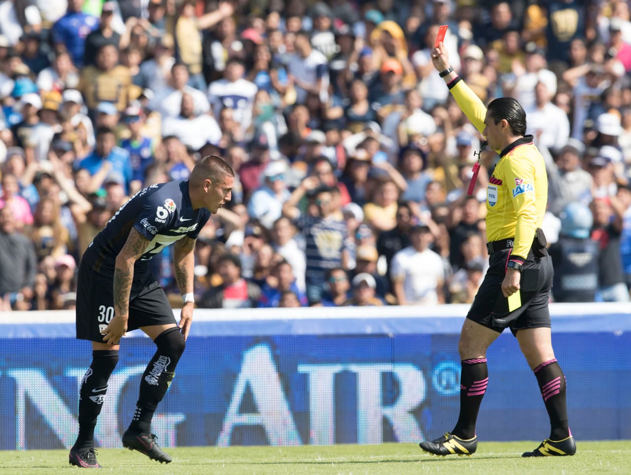 Genio y figura. "El Nico" Castillo 
<a href="http://www.univision.com/deportes/futbol/liga-mx/nicolas-castillo-se-presenta-en-el-futbol-mexicano-con-tremendo-golazo-video#rel" target="_blank">metió uno de crack</a> pero la euforia se le subió a la cabeza y se ganó una doble amonestación. El chico es impetuoso (lo cual es bueno). Palencia deberá domar ese ímpetu.