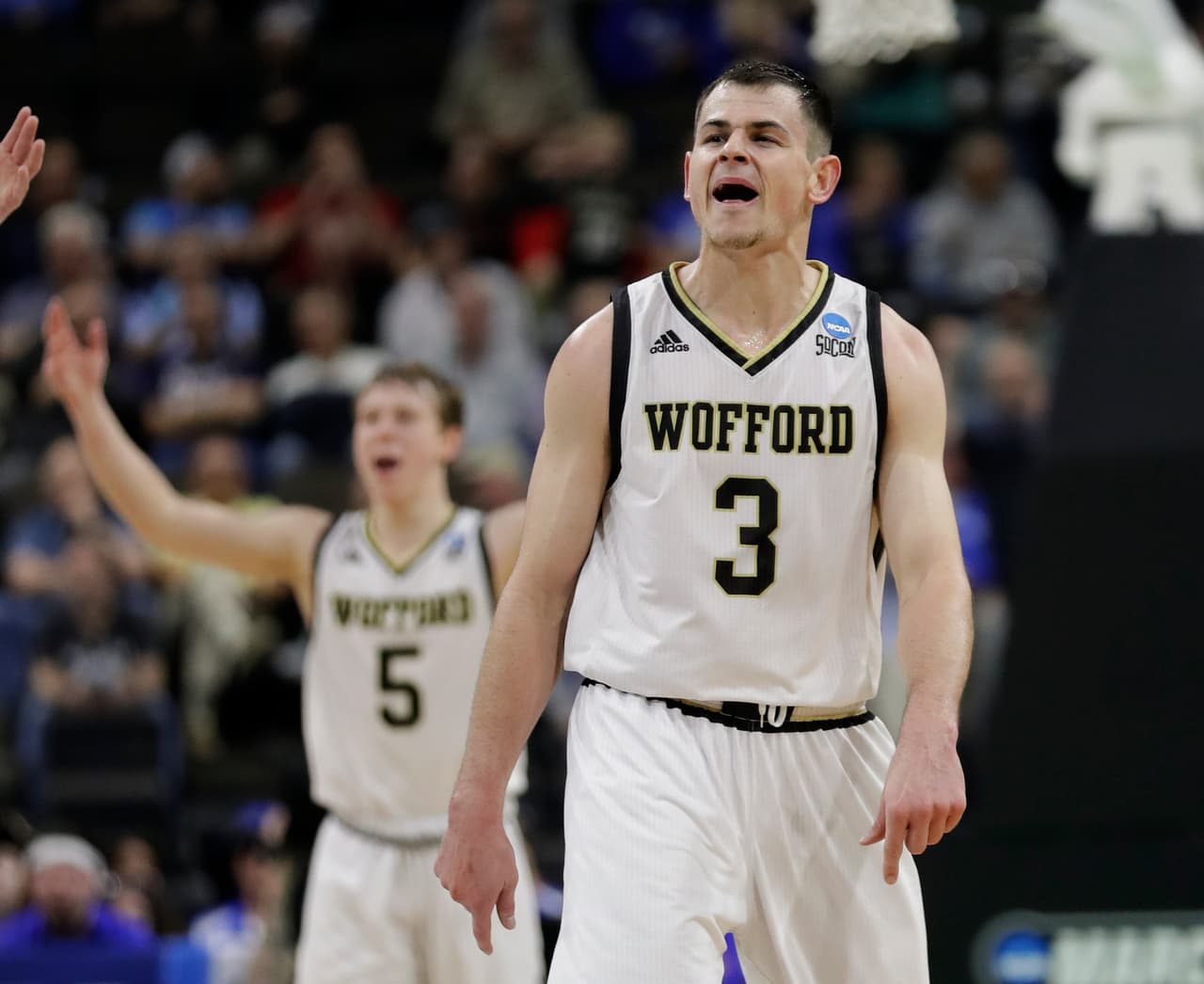 <b>Seton Hall (10) 68-84 Wofford (7)</b>. Fletcher Magee (3) de los Terriers de Wofford, celebra tras un triple ante los Pirates de Seton Hall por la primera ronda de la Región Oeste. Magee implantó un nuevo récord del torneo al embocar siete triples. Acabó con 24 puntos para la causa de los Terriers.