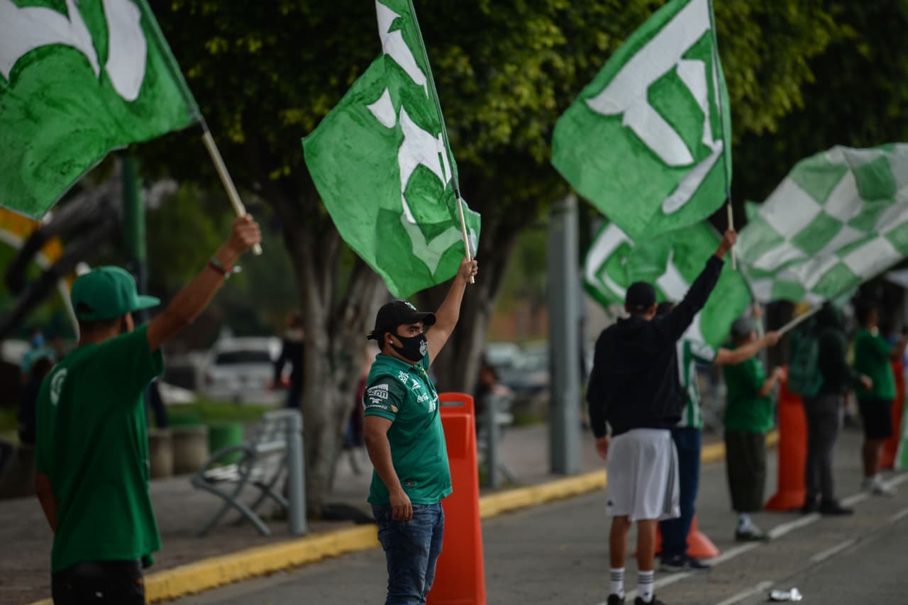 Así lucen algunos de los estadios mexicanos con el motivo de que la afición continúe en contacto con los jugadores durante cada partido.