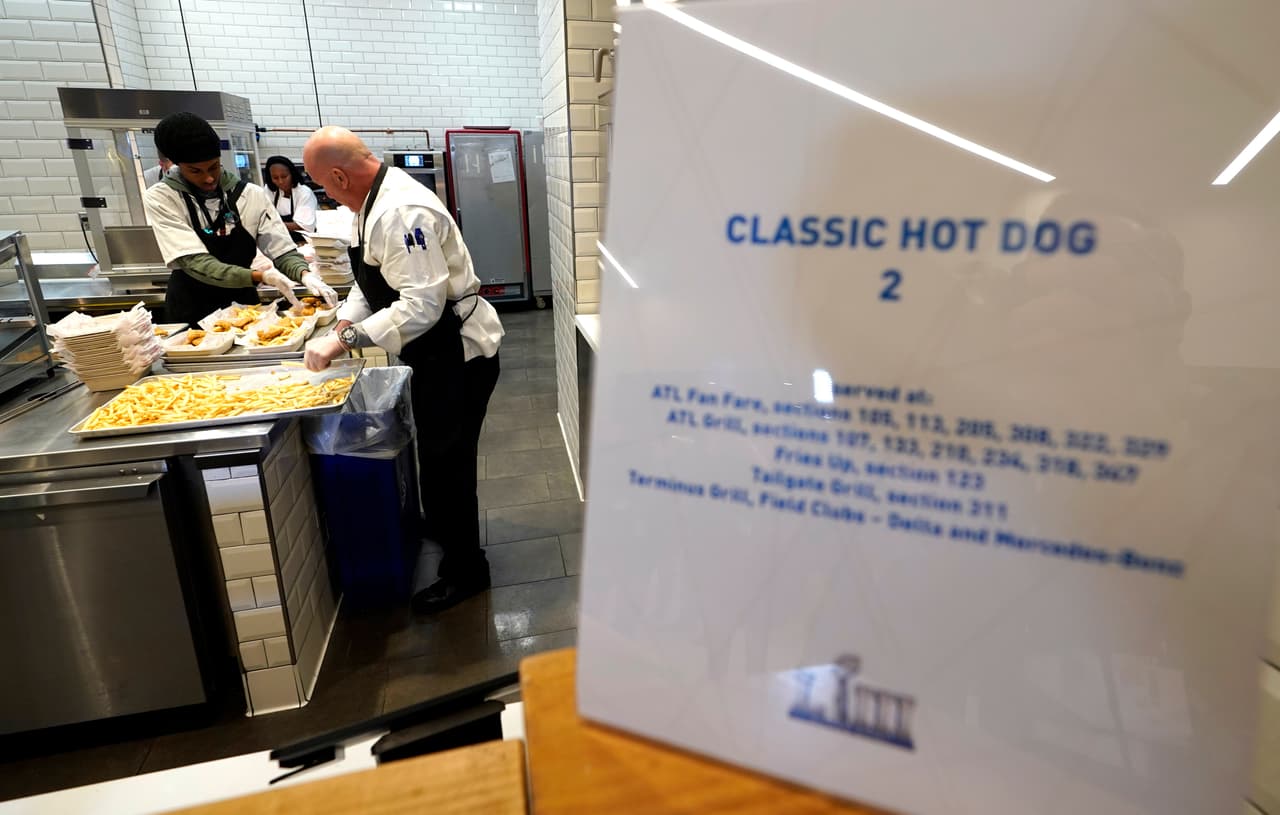 Hay varios tipos de hot dogs pero el que más gustó a muchos es uno que contiene chicharrón de cerdo. No es por dárselos a antojar pero tiene queso cotija, cilantro y frijoles bayos. Vale 5 dólares.