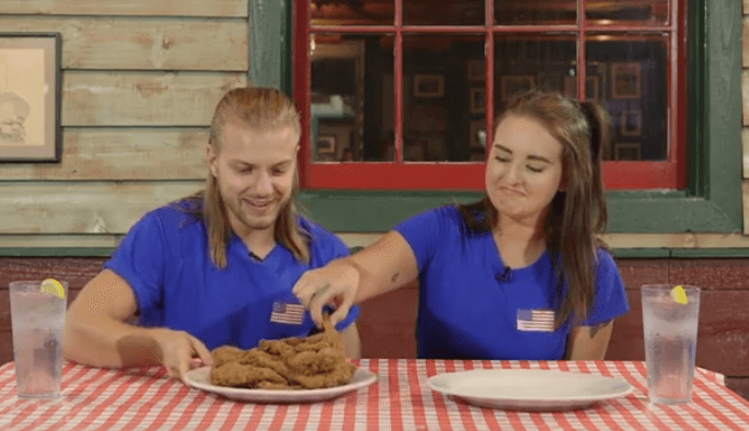 Un delicioso platillo de ancas de rana degustaron los participantes de la Carrera de la Copa Oro en el episodio 9 en Nashville, Tennessee.