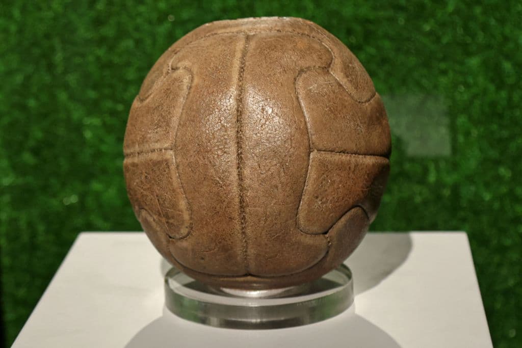 Uruguay - 1930
<br>No hubo un balón oficial en la primera Copa del Mundo. 
<br>Para la final, tanto Uruguay como Argentina querían usar el suyo. Así que se jugó un tiempo con cada esférico. 
<br>La primera parte con un balón de tiento con gajos regulares argentino y en la segunda parte, el T-Model uruguayo con con gajos rectangulares.