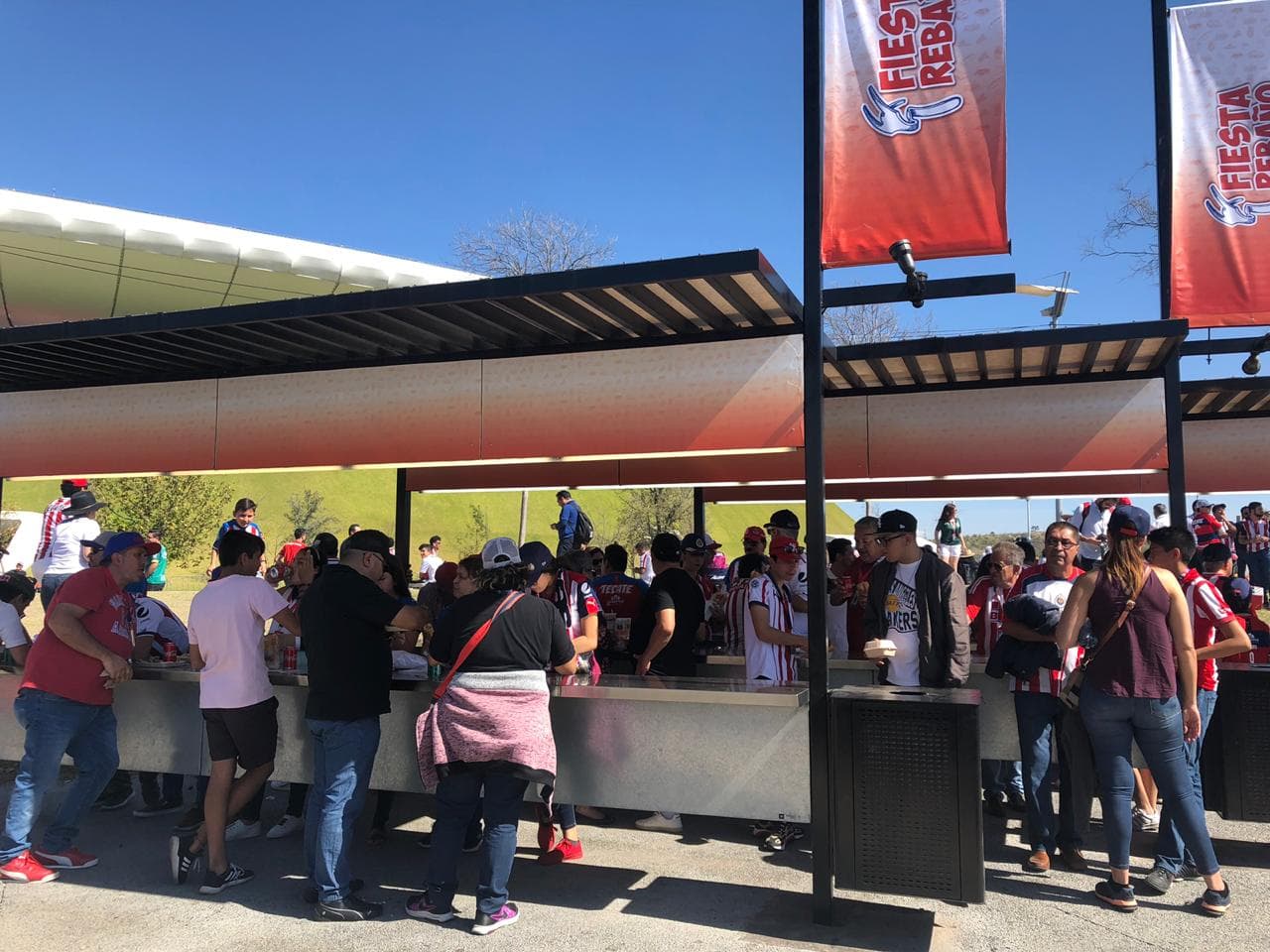 Así se vive el ambiente previo al choque entre Chivas y León en el futbol mexicano.