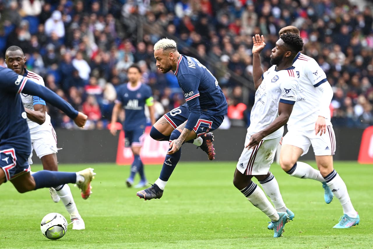 El PSG goleó al Bordeaux con los goles de Mbappé, Neymar y Leandro Paredes, pero ni esa victoria evitó los abucheos de sus seguidores, quienes castigaron especialmente al Ney y Lio.