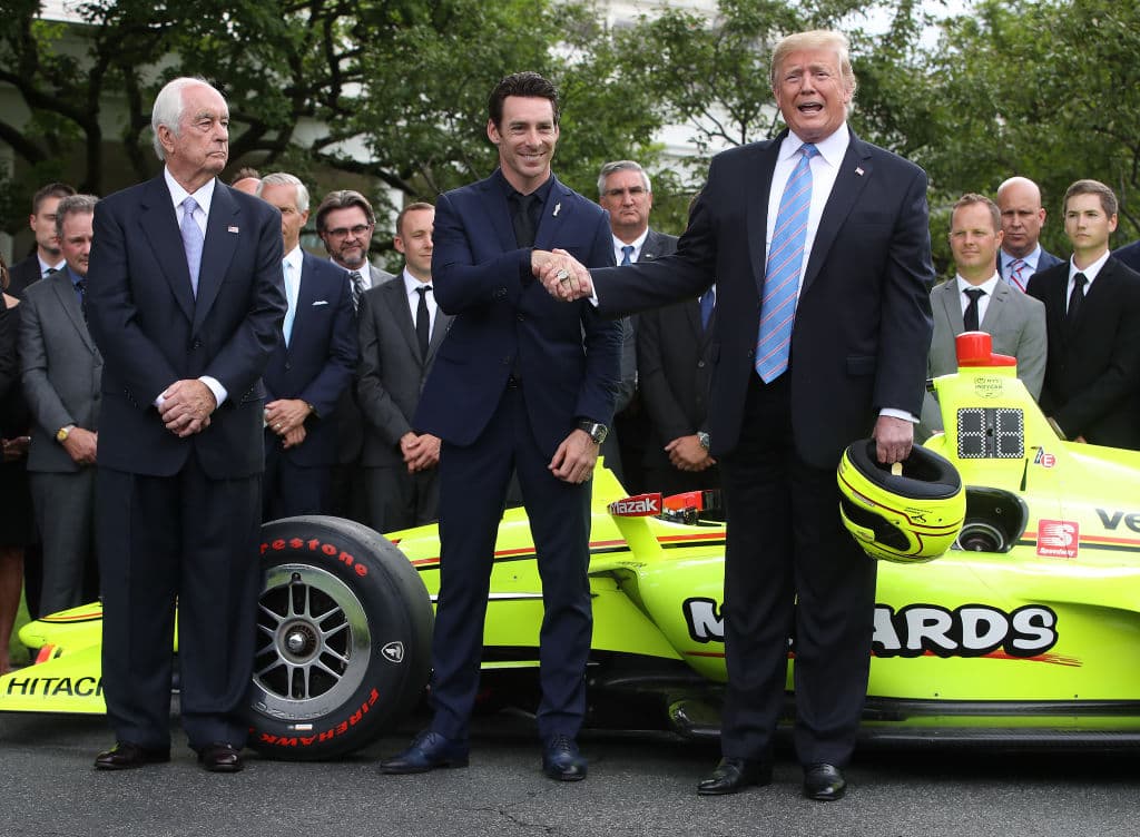 Poco después de las 4 de la tarde, los asistentes llevaron el trofeo Borg-Warner por una acera de South Lawn. Trump, acompañado por Roger Penske y el vicepresidente Mike Pence, al Rose Garden, elogió a Penske por sus 18 victorias en Indy 500.