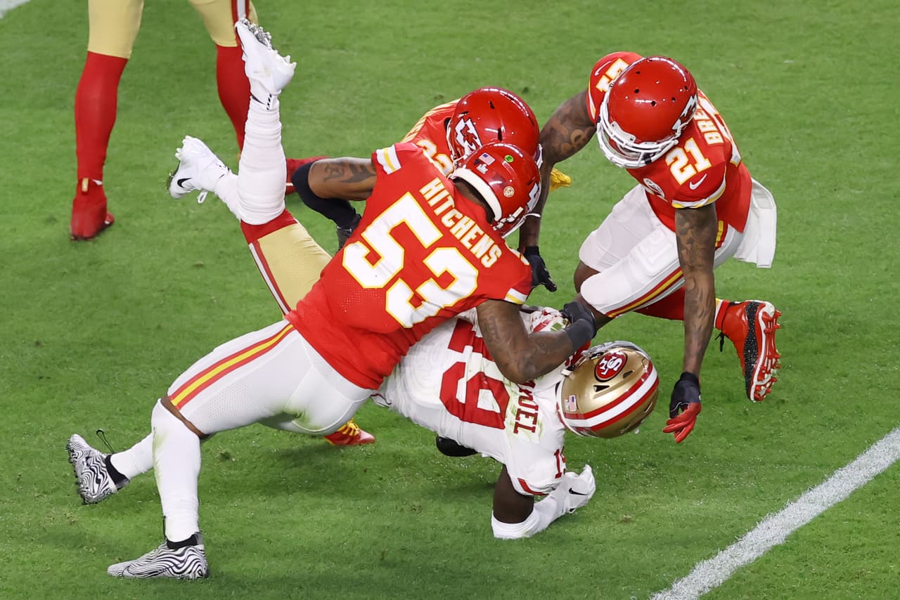 Deebo Samuel #19 de San Francisco 49ers fue tacleado de manera agresiva por la defensa de Chiefs.