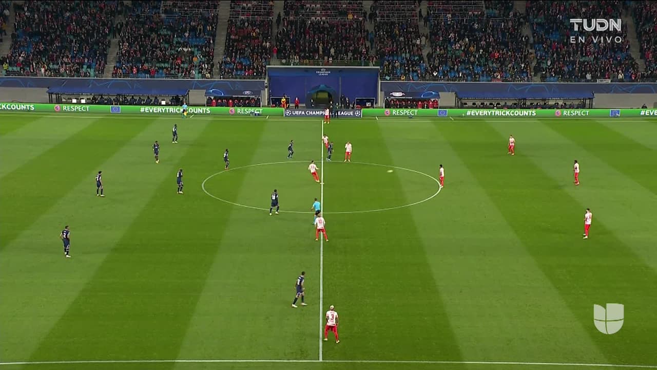 Arranca el partido y la pelota está en juego.