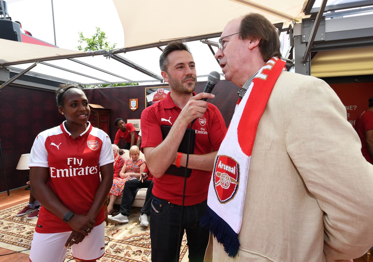 Danielle Carter, del equipo femenino de Arsenal, observó con atención a Charlie George, leyenda de los años 70 de los 'Gunners'.