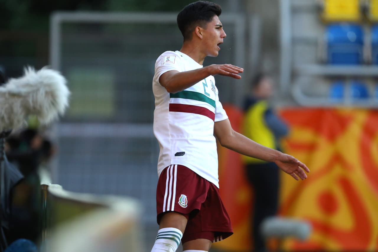 Con algunos desbordes de Kevin Álvarez la selección mexicana llevó algo de peligro por la banda derecha.