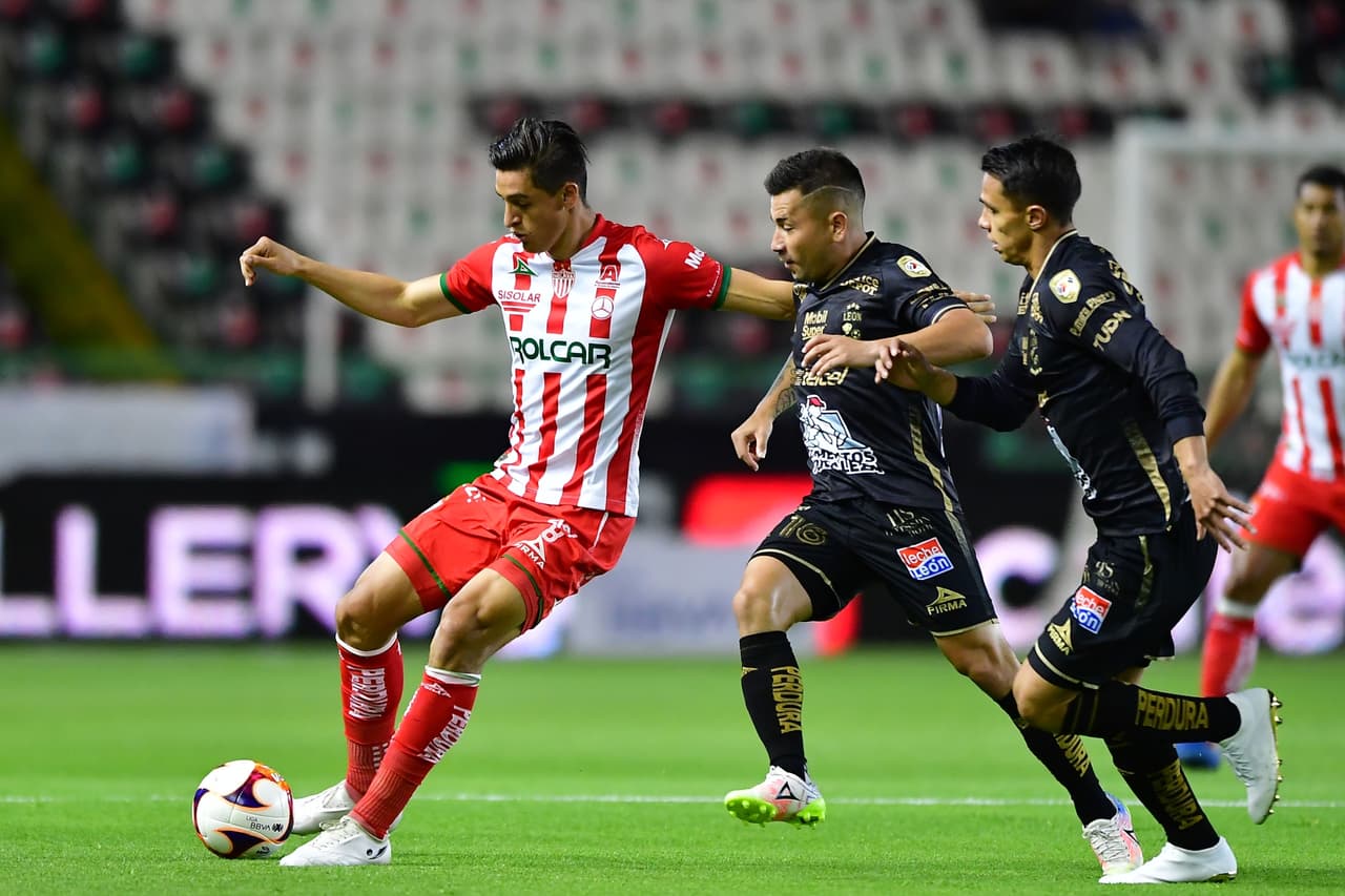 Con goles de Joel Campbell, Santiago Colombatto y Ángel Mena, León consigue un urgido triunfo 3-1 sobre Necaxa y se acerca a los puestos de liguilla. Necaxa es el peo equipo del torneo con 7 unidades.