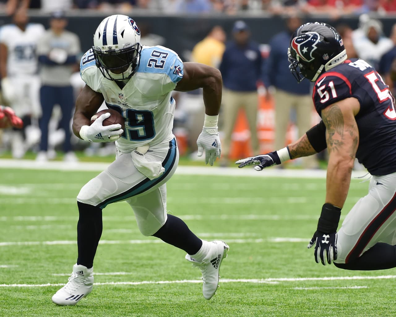 <b>DeMarco Murray – RB, Tennessee Titans </b>
<br>El corredor de los Titanes sigue en plan grande con su nuevo equipo y la tarde del domingo consiguió arrastrar a la intimidante defensiva de los Texans con base en su poder. El exjugador de los Dallas Cowboys tuvo 25 acarreos para un total de 95 yardas y dos touchdown, además de 24 yardas en dos recepciones. Murray fue el caballo de batalla de Tennessee pero no le alcanzó para revetir la derrota de su equipo en Houston.