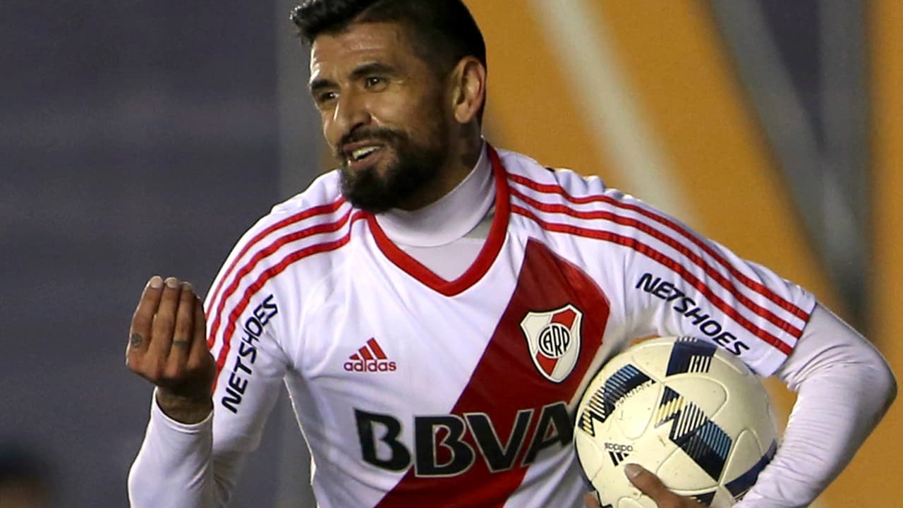 BUENOS AIRES, ARGENTINA - MAY 20: Luis Gonzalez of River Plate gestures during a match between Arsenal FC and River Plate as part of round 16 of Torneo Transicion 2016 at Julio Humberto Grondona Stadium on May 20, 2016 in Buenos Aires, Argentina. (Photo by Daniel Jayo/LatinContent/Getty Images)