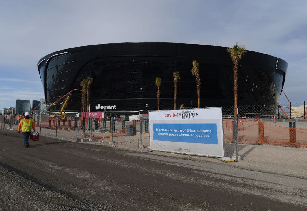 El Allegiant Stadium, nueva casa de Las Vegas Raiders, recibe los últimos detalles para ser estrenado la siguiente temporada de la NFL.
