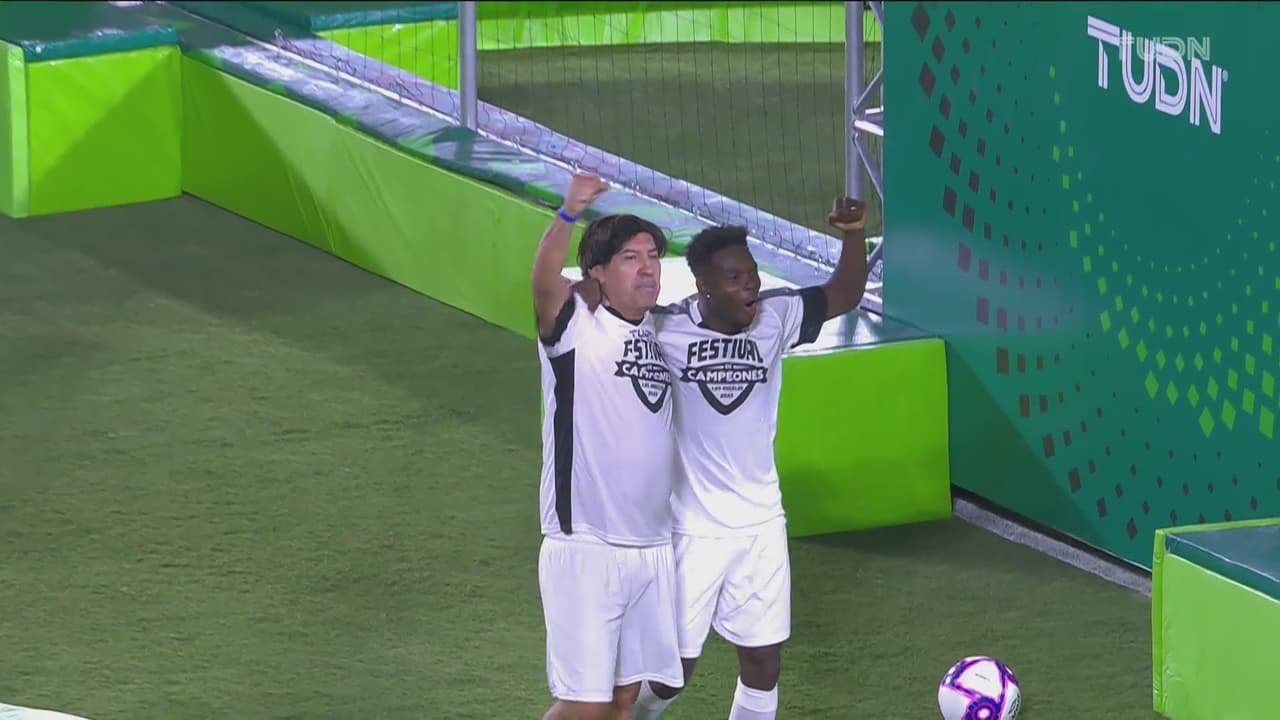 Stoichkov, Zamorano, Ramón Morales, Avilés Hurtado, Mané de la Parra y muchos más participaron en las dinámicas que pusieron a prueba su calidad y talento con el balón.