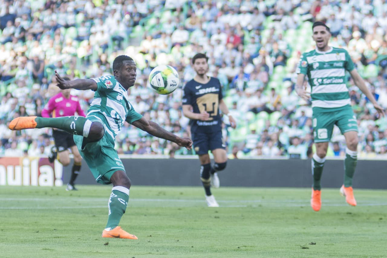 Con este gol de volea el colombiano Marlos Moreno puso el 4-1 para Santos Laguna en el minuto 57'.