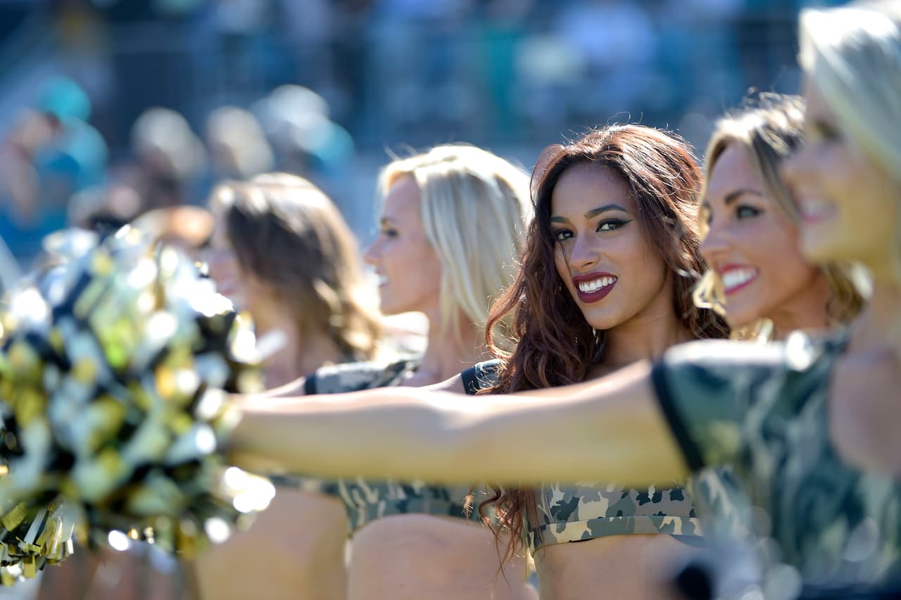 Cada una de ellas deleitó a los fans de la NFL con su belleza y carisma, checa las mejores tomas de las cheerleaders de la NFL en la Semana 12.