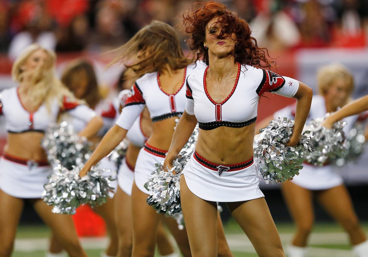 Cada una de ellas deleitó a los fans de la NFL con su belleza y carisma, checa las mejores tomas de las cheerleaders de la NFL en la Semana 12.