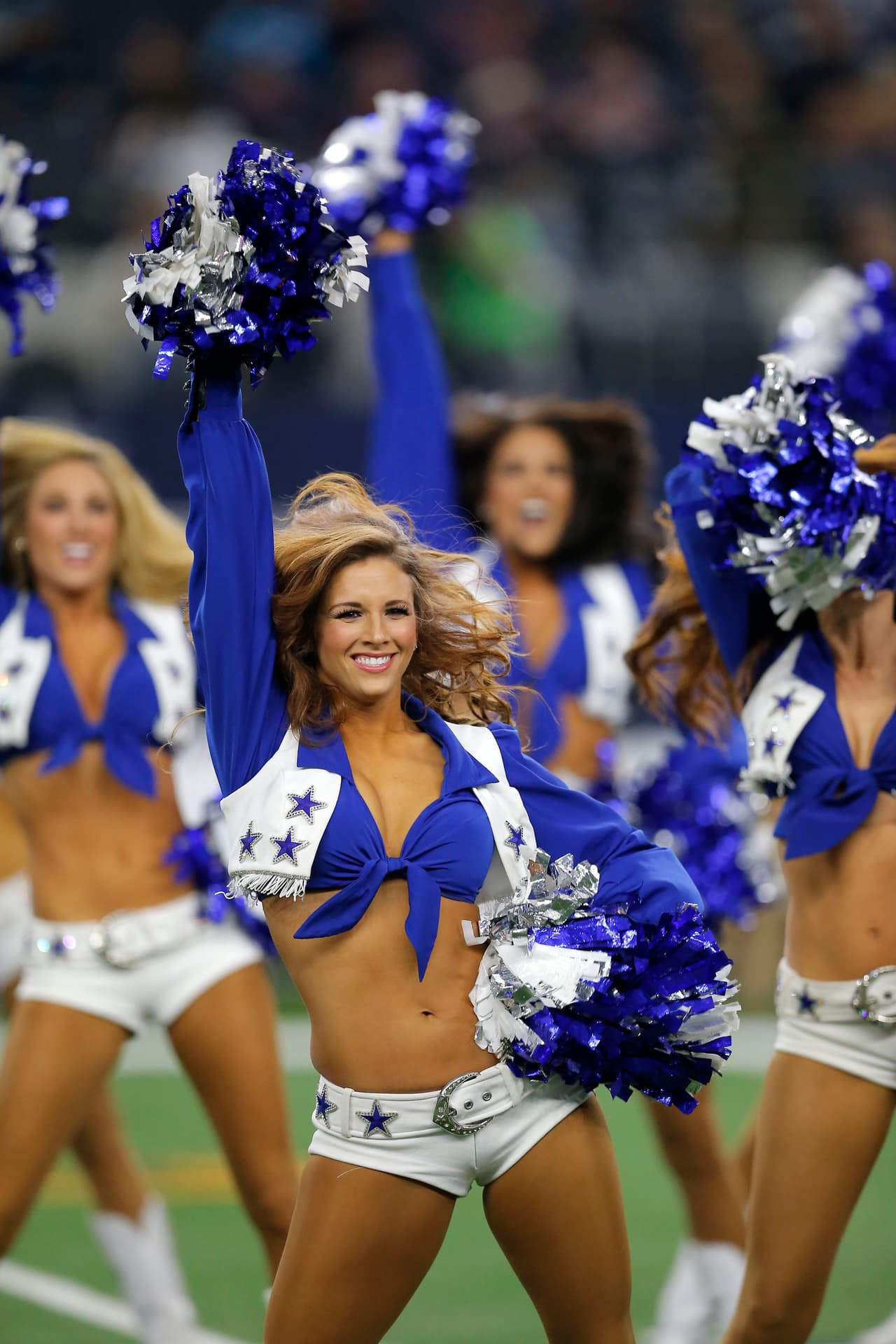 Cada una de ellas deleitó a los fans de la NFL con su belleza y carisma, checa las mejores tomas de las cheerleaders de la NFL en la Semana 12.