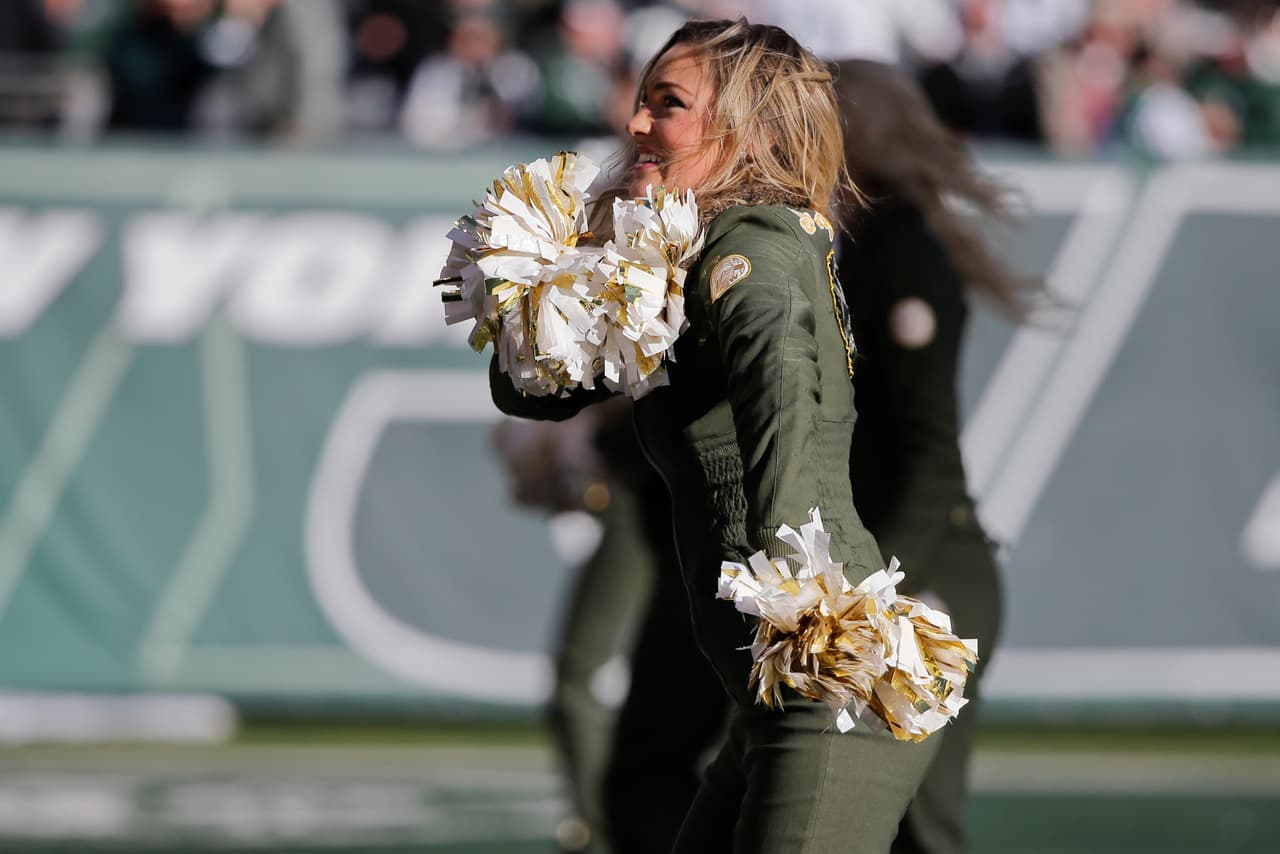 Cada una de ellas deleitó a los fans de la NFL con su belleza y carisma, checa las mejores tomas de las cheerleaders de la NFL en la Semana 12.