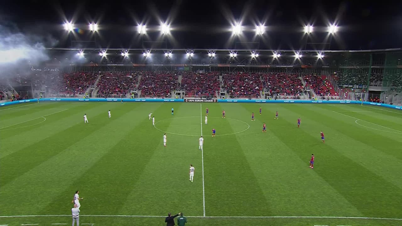 Arranca el partido y la pelota está en juego.