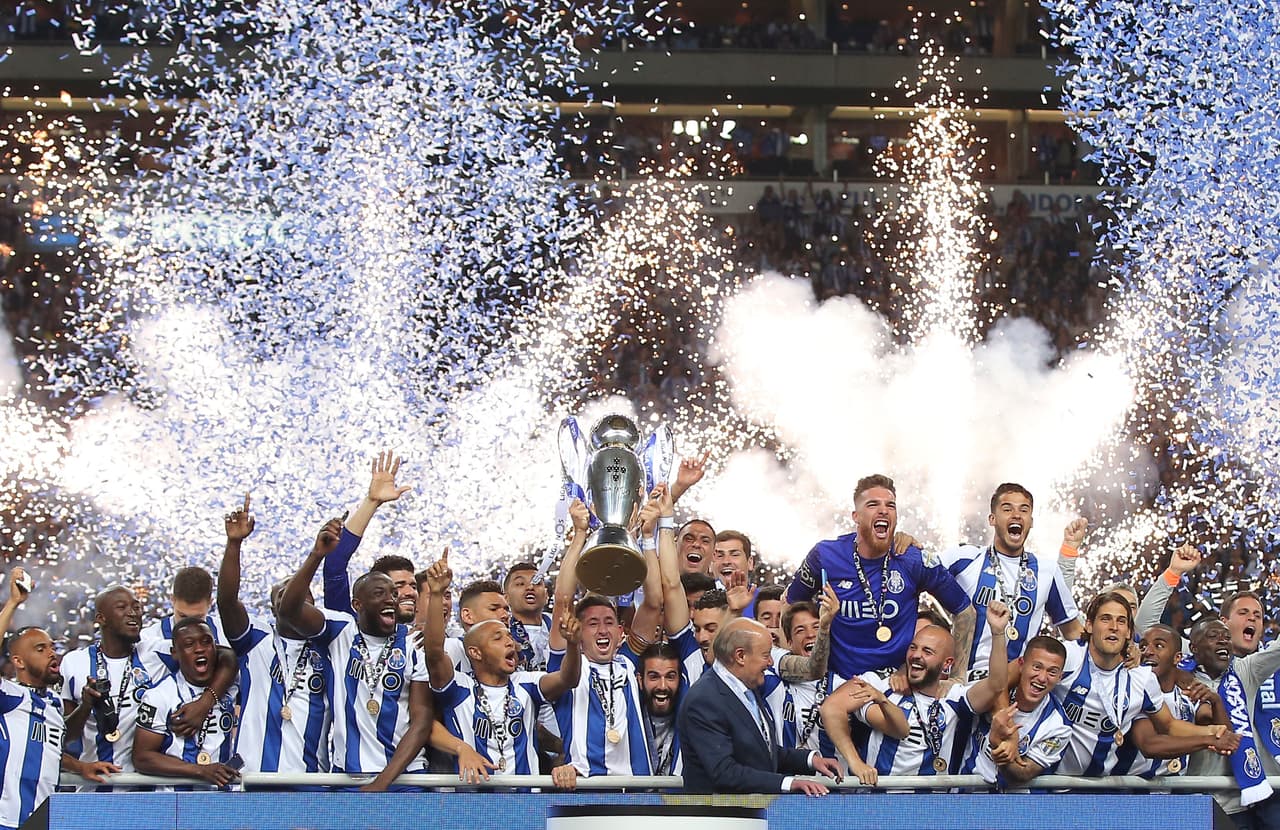 El mexicano Héctor Herrera ha tenido el privilegio de levantar ese trofeo, algo que espera repetir a final de temporada.