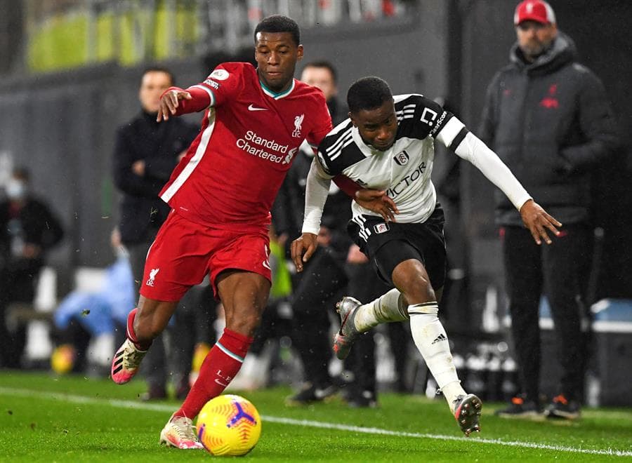 Hay empate entre el Liverpool y Fulham en la 12va Jornada de la Premier League. El primer gol fue a cargo de Bobby Reid (25’), pero los ‘Reds’ buscaron igualar el marcador y fue Mohamed Salah quien lo logró al minuto 79.
