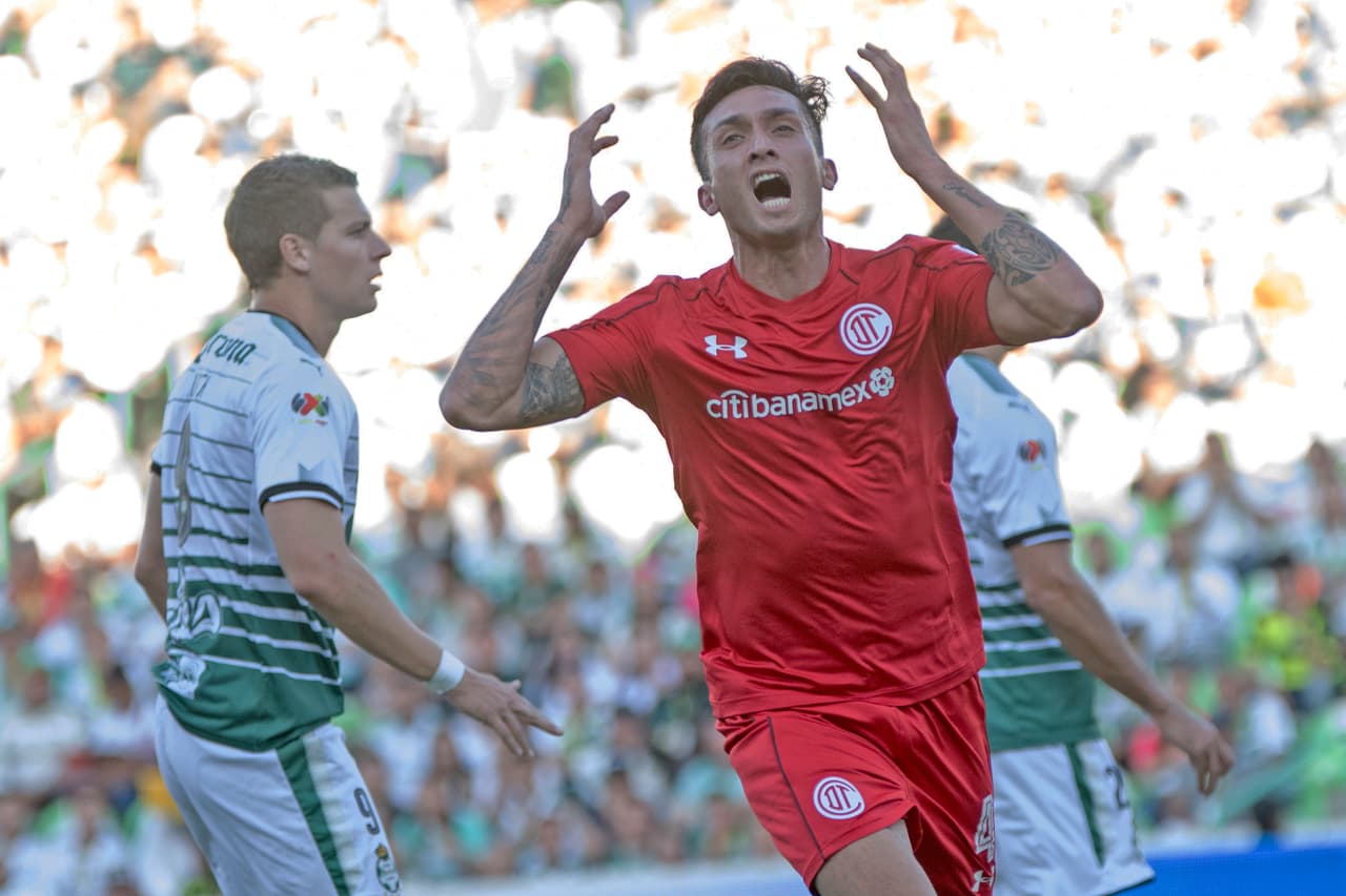 El charrúa Maxi Perg tuvo un cabezazo peligroso en un tiro de esquina.