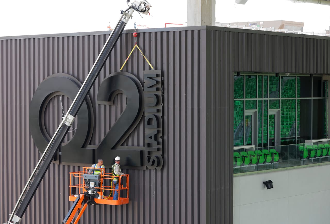 El Q2 Stadium ya luce su identificación en el exterior del complejo. Tendrá capacidad para albergar a 20.500 aficionados.
<br>