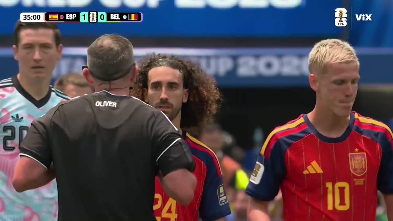 Momentazo: Árbitro estorba en jugada de España y pide perdón