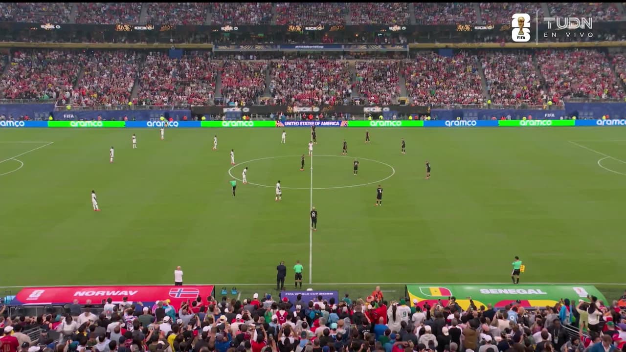 Arranca el partido y la pelota está en juego.