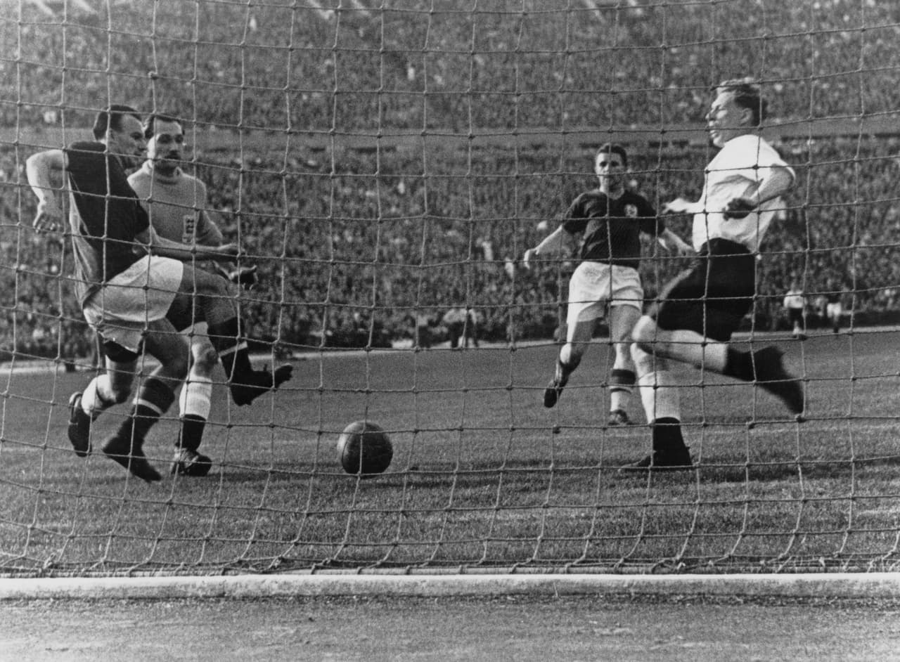 En 1954, Hungría era un equipo dominante, que era capaz de apalear a cualquiera de sus rivales. Por ejemplo, en un duelo en mayo contra Inglaterra se impuso 7-1 en una muestra clara de poderío.