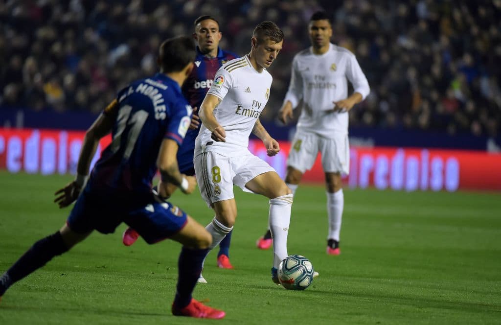 Toni Kroos aprovecha el espacio, saca remate y el balón se va por encima del arco de Aitor.